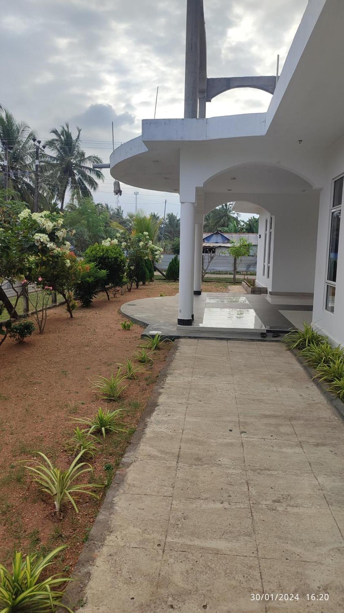 Laxsume Guest House Nilaveli Exterior photo