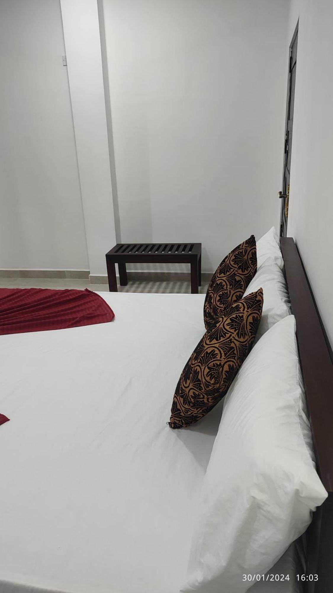 Laxsume Guest House Nilaveli Room photo